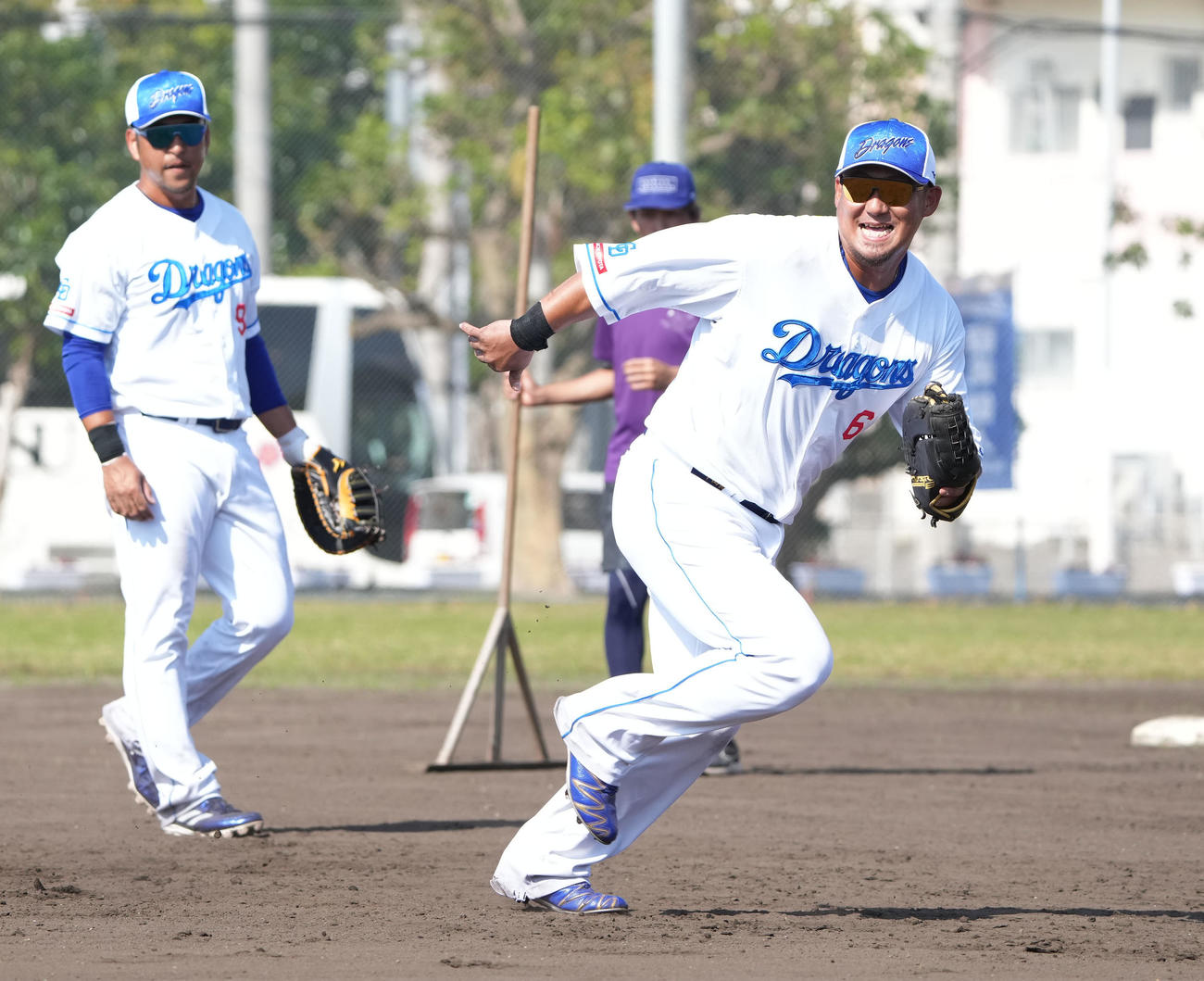 立浪監督のノックを受けボールを追う中田（右）左は中島（撮影・森本幸一）