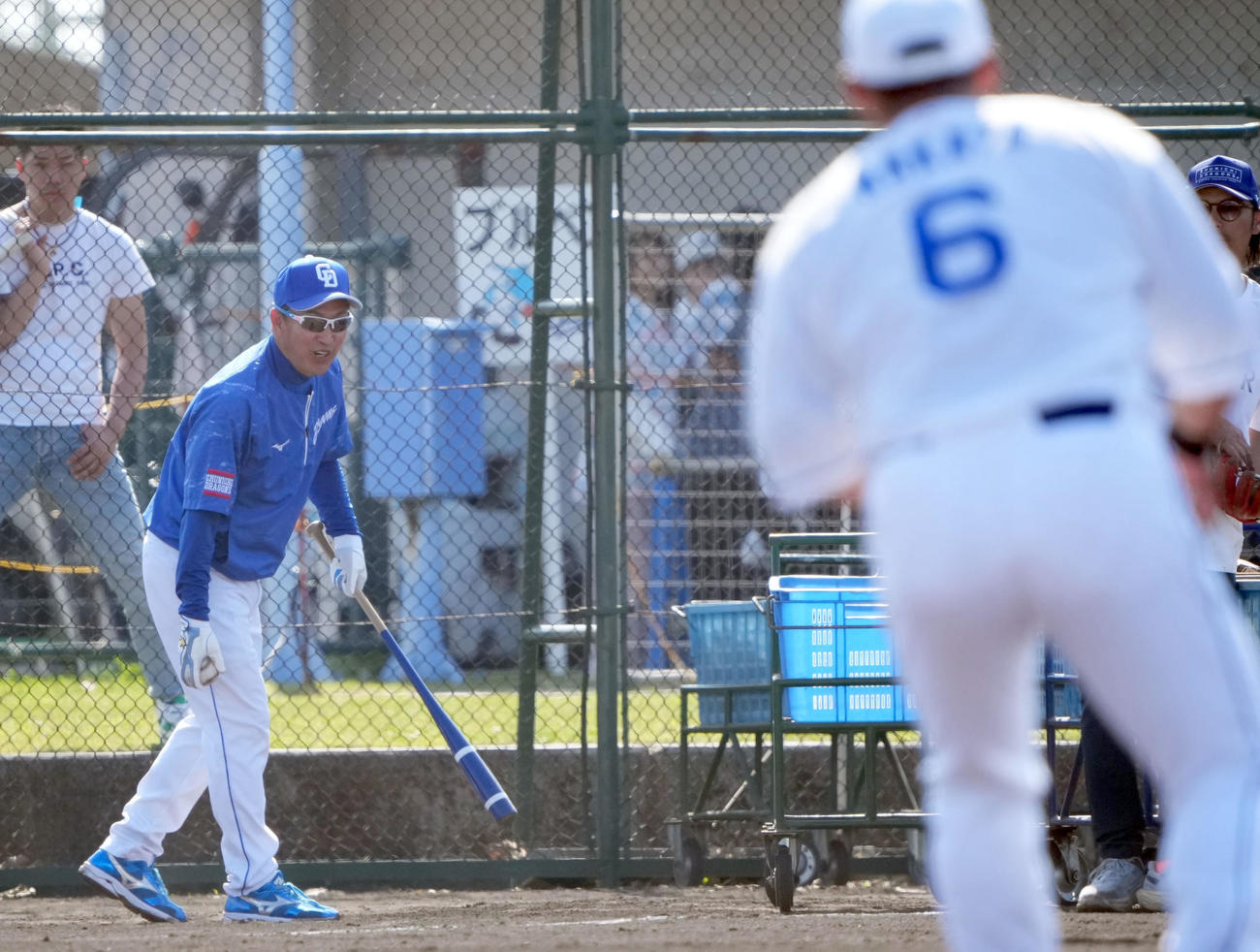中田に自らノックをする立浪監督（左）（撮影・森本幸一）
