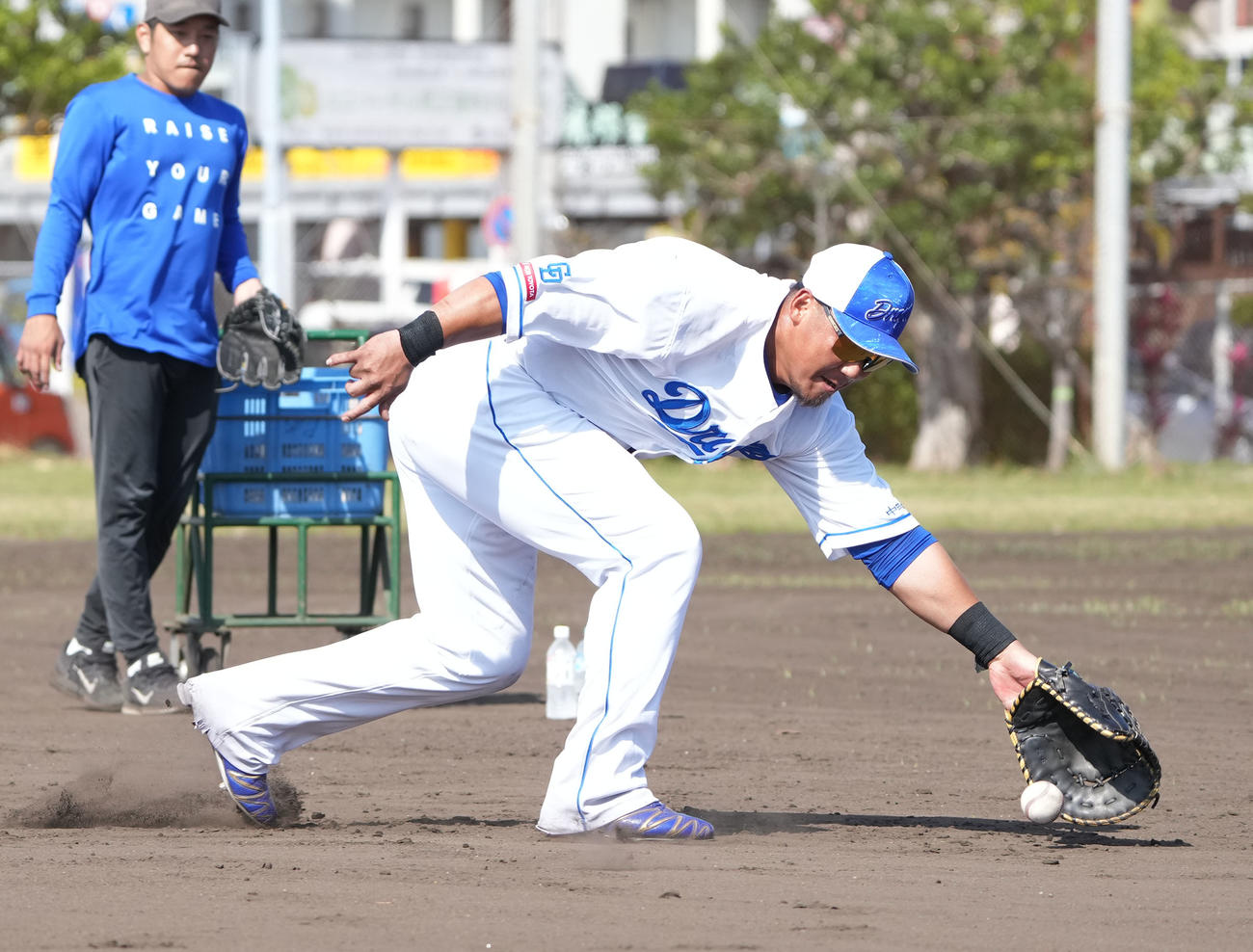 立浪監督のノックを受けボールを追う中田（撮影・森本幸一）