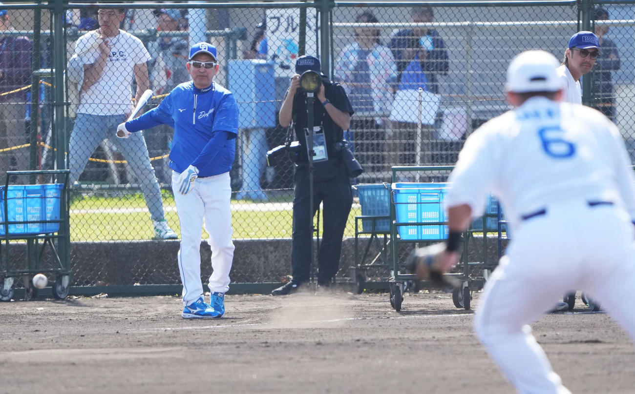 中田に自らノックをする立浪監督（左）（撮影・森本幸一）