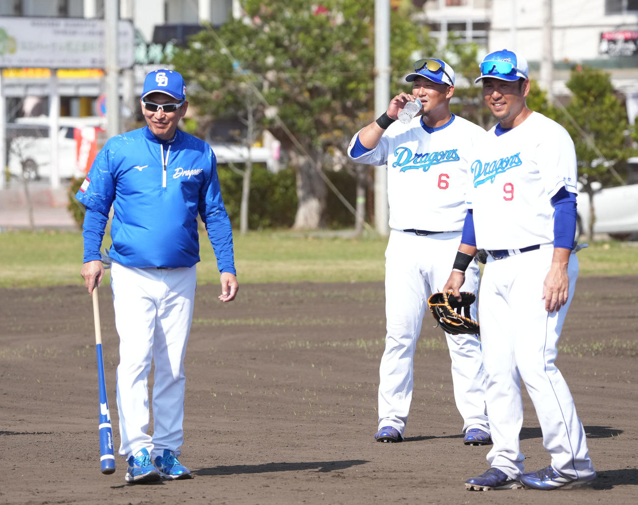 ノックを終え言葉を交わす（左から）立浪監督、中田、中島（撮影・森本幸一）