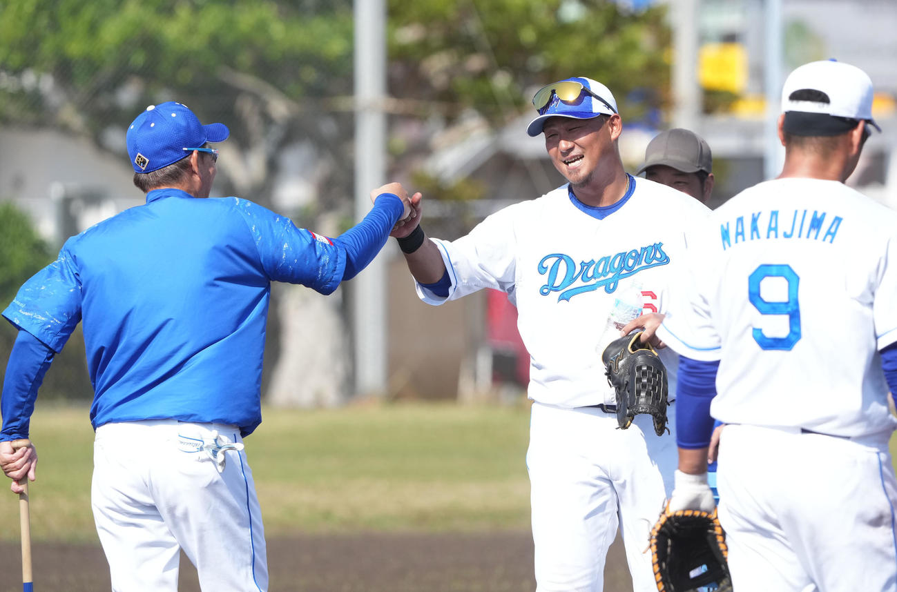 ノックを終え立浪監督とタッチを交わす中田（中央）（撮影・森本幸一）