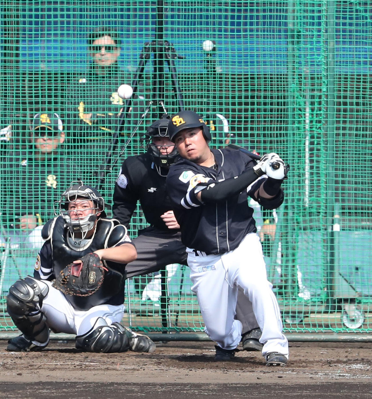 シート打撃で中前安打を放つ山川（撮影・梅根麻紀）