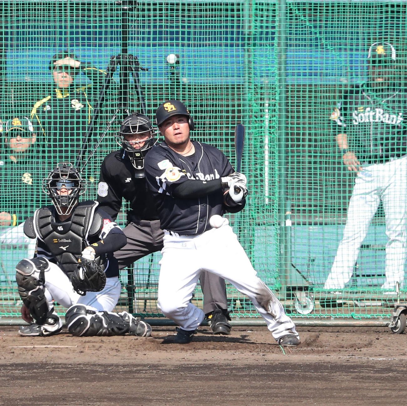 シート打撃で中前安打を放つ山川（撮影・梅根麻紀）