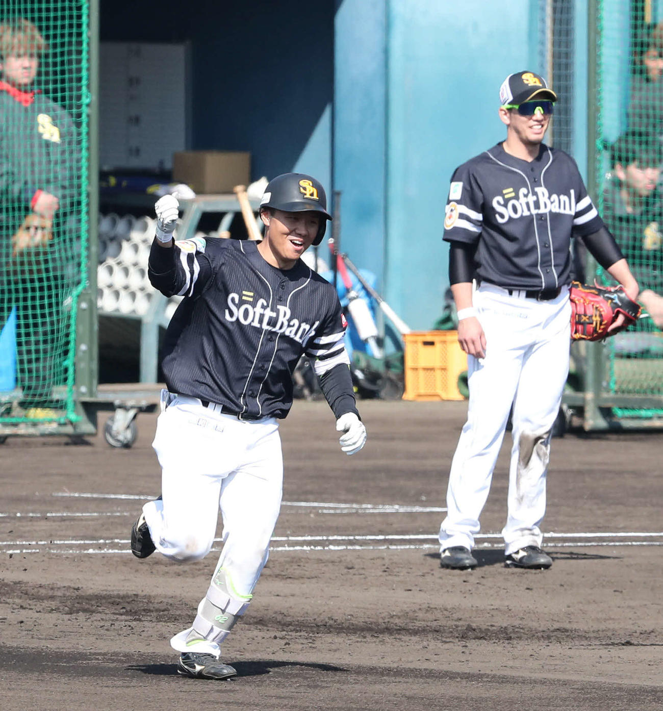 シート打撃で左越え本塁打を放ちガッツポーズをみせる海野（撮影・梅根麻紀）