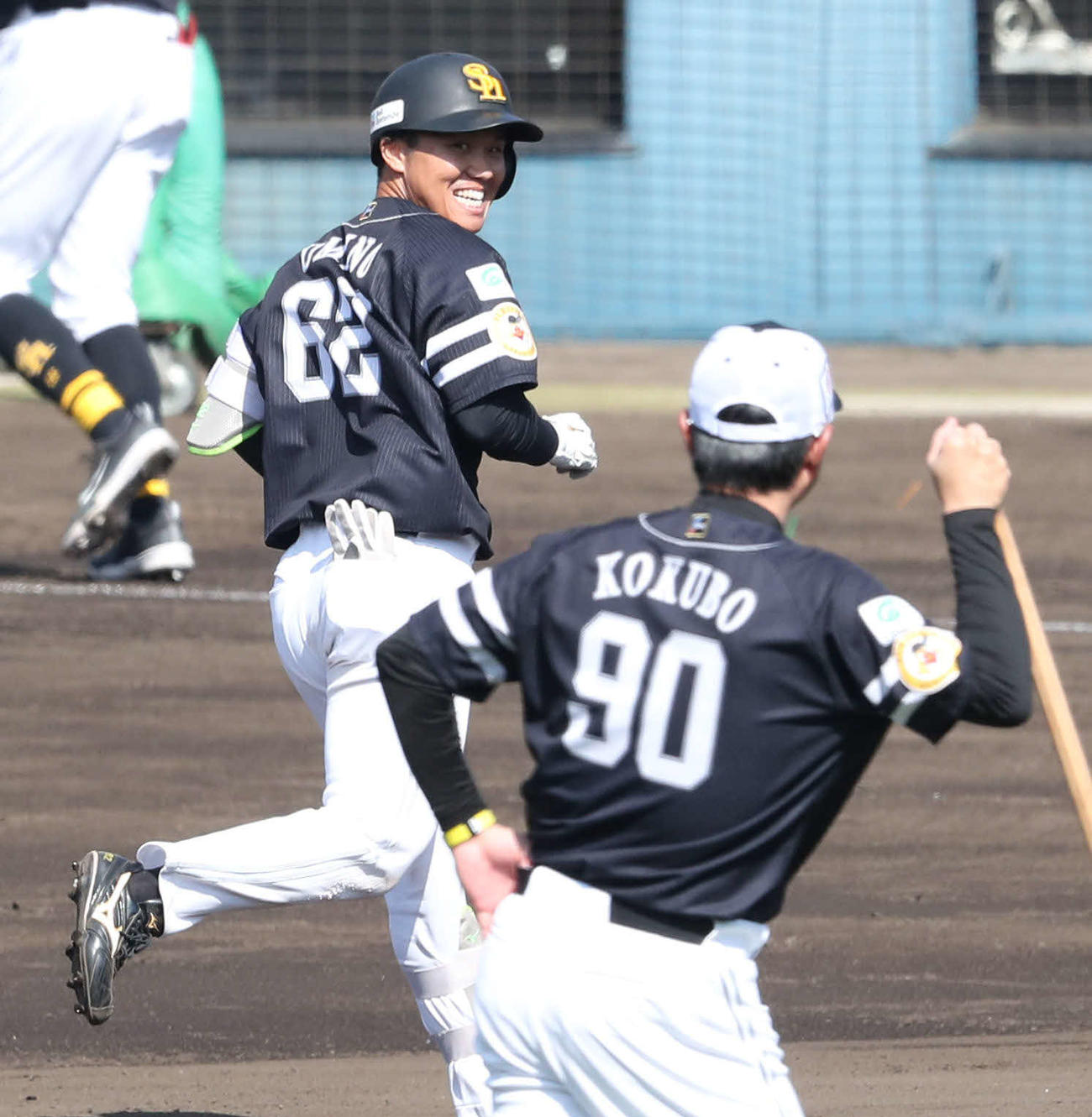 シート打撃で左越え本塁打を放った海野は小久保監督（手前）に笑顔でアピール（撮影・梅根麻紀）