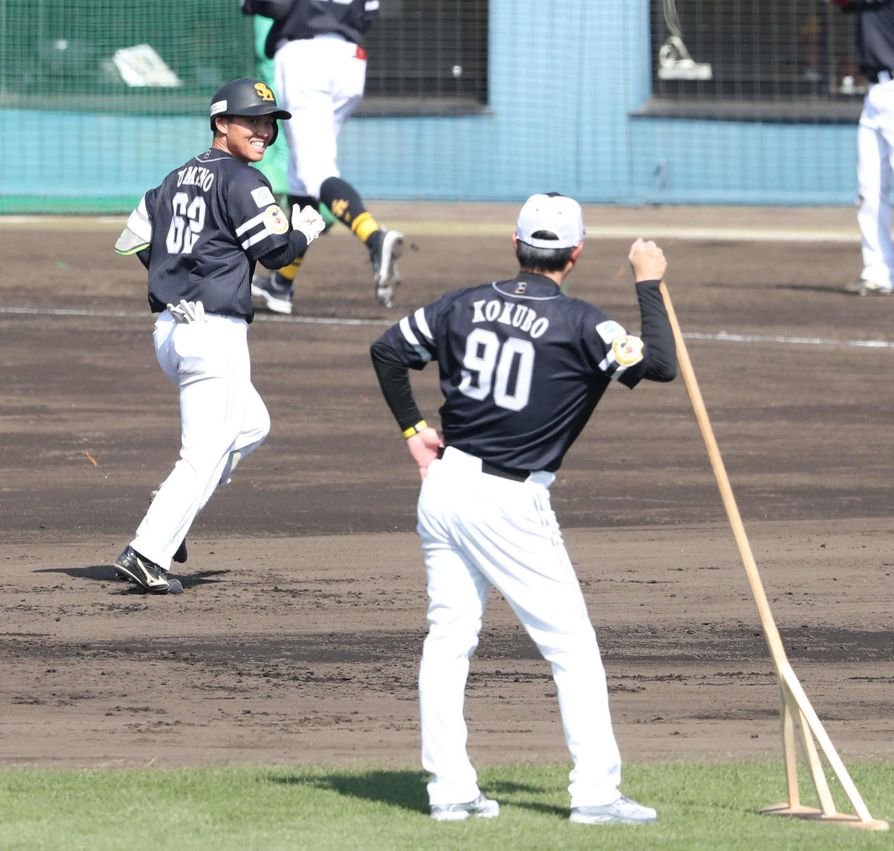 シート打撃で左越え本塁打を放った海野は小久保監督（手前）に笑顔でアピール（撮影・梅根麻紀）