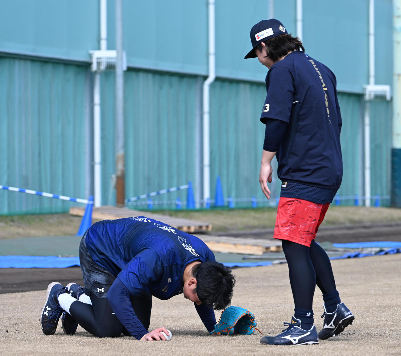 キャッチボールを終え、土下座でオリックス宮城（右）に礼を言う山下（撮影・和賀正仁）