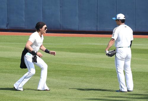 左翼守備につく日本ハム郡司(右)を指導する新庄監督(撮影・黒川智章)