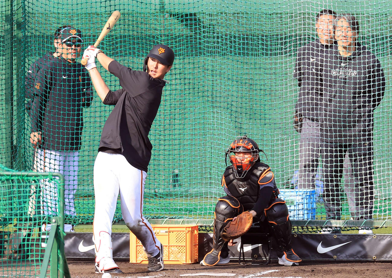 居残り特打で、阿部監督（後方左）、松井秀喜臨時コーチ（後方右）に見つめられる中、打ち込む巨人秋広（撮影・浅見桂子）