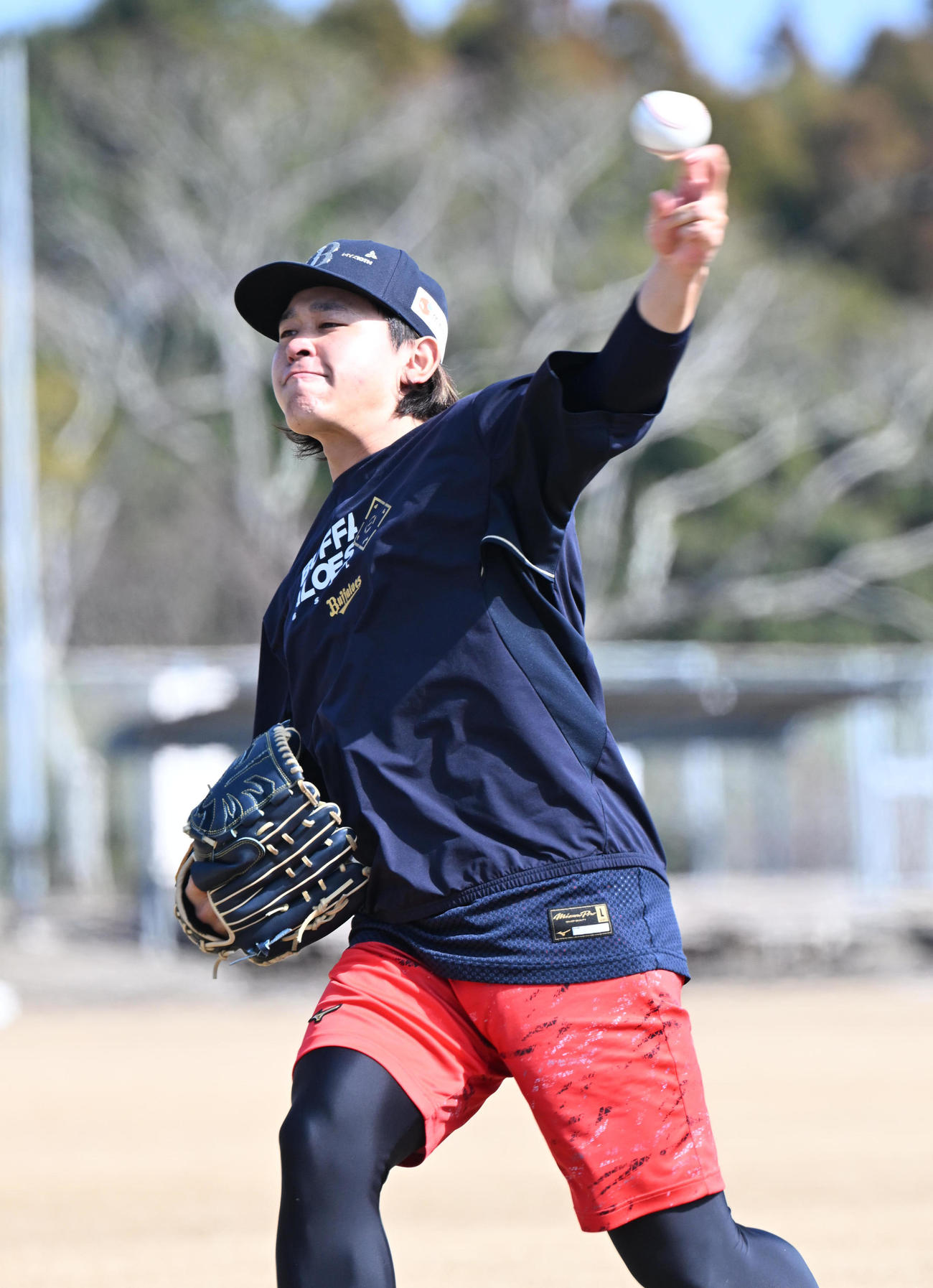 休日を返上しキャッチボールするオリックス宮城（撮影・和賀正仁）