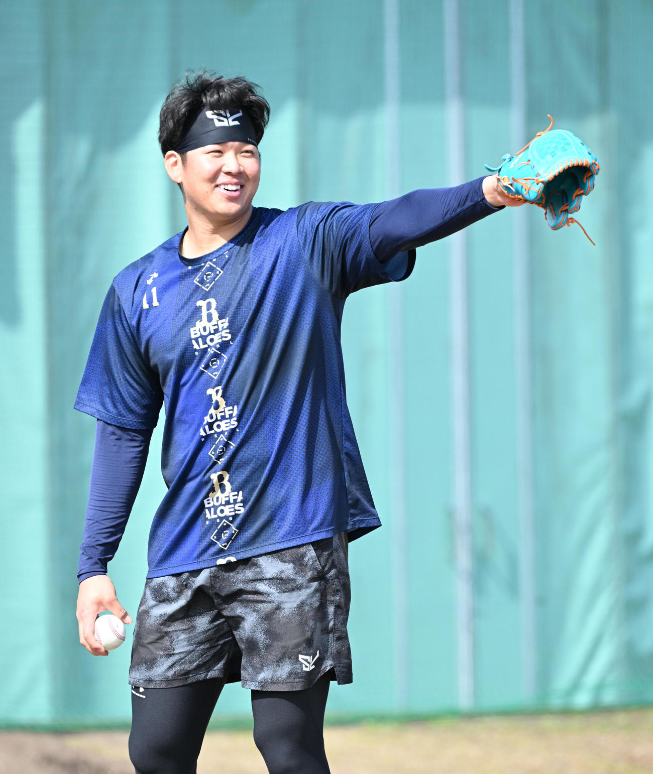 明るい表情でキャッチボールするオリックス山下（撮影・和賀正仁）