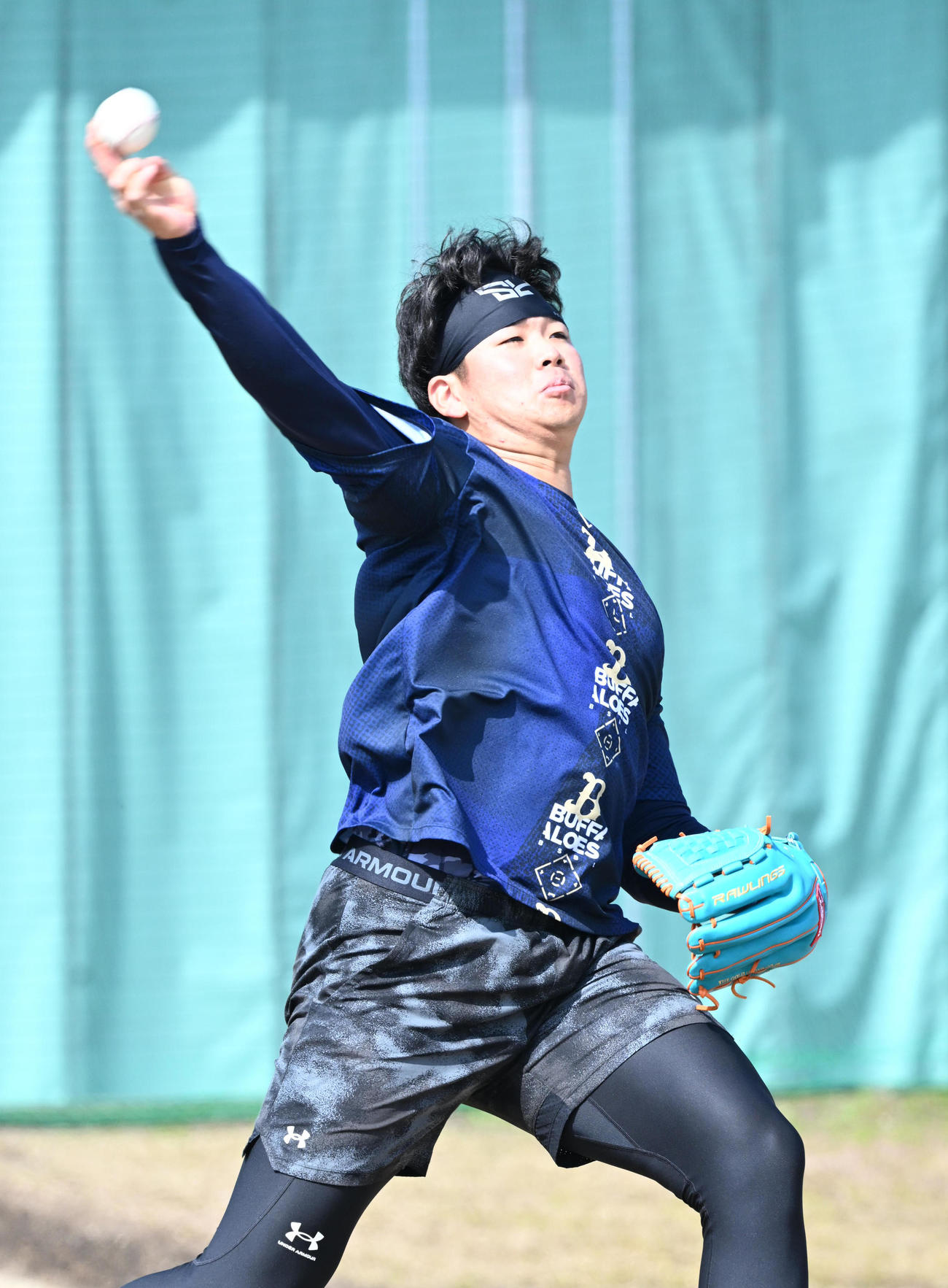休日を返上しキャッチボールするオリックス山下（撮影・和賀正仁）