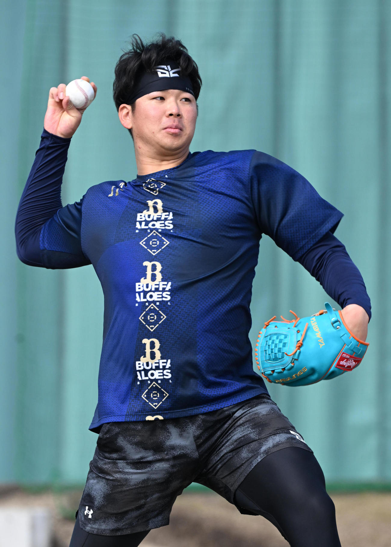 休日を返上しキャッチボールするオリックス山下（撮影・和賀正仁）