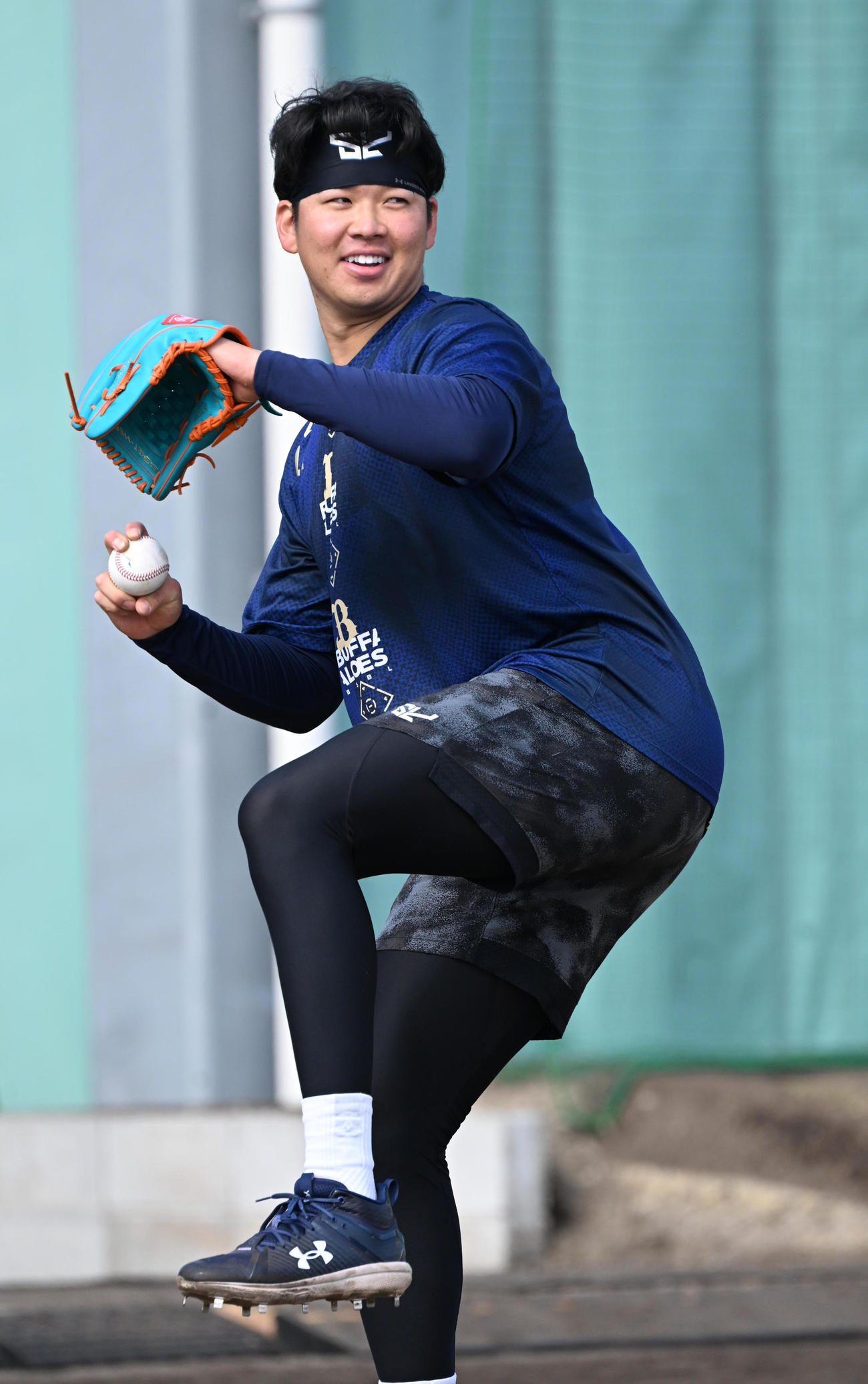 明るい表情でキャッチボールするオリックス山下（撮影・和賀正仁）