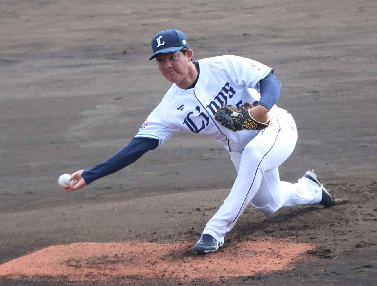 ライブBPで投球する西武与座（撮影・山崎純一）