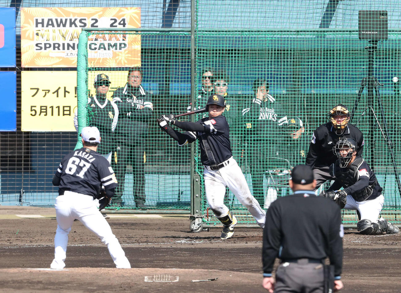 シート打撃で右前打を放つ谷川原（撮影・梅根麻紀）