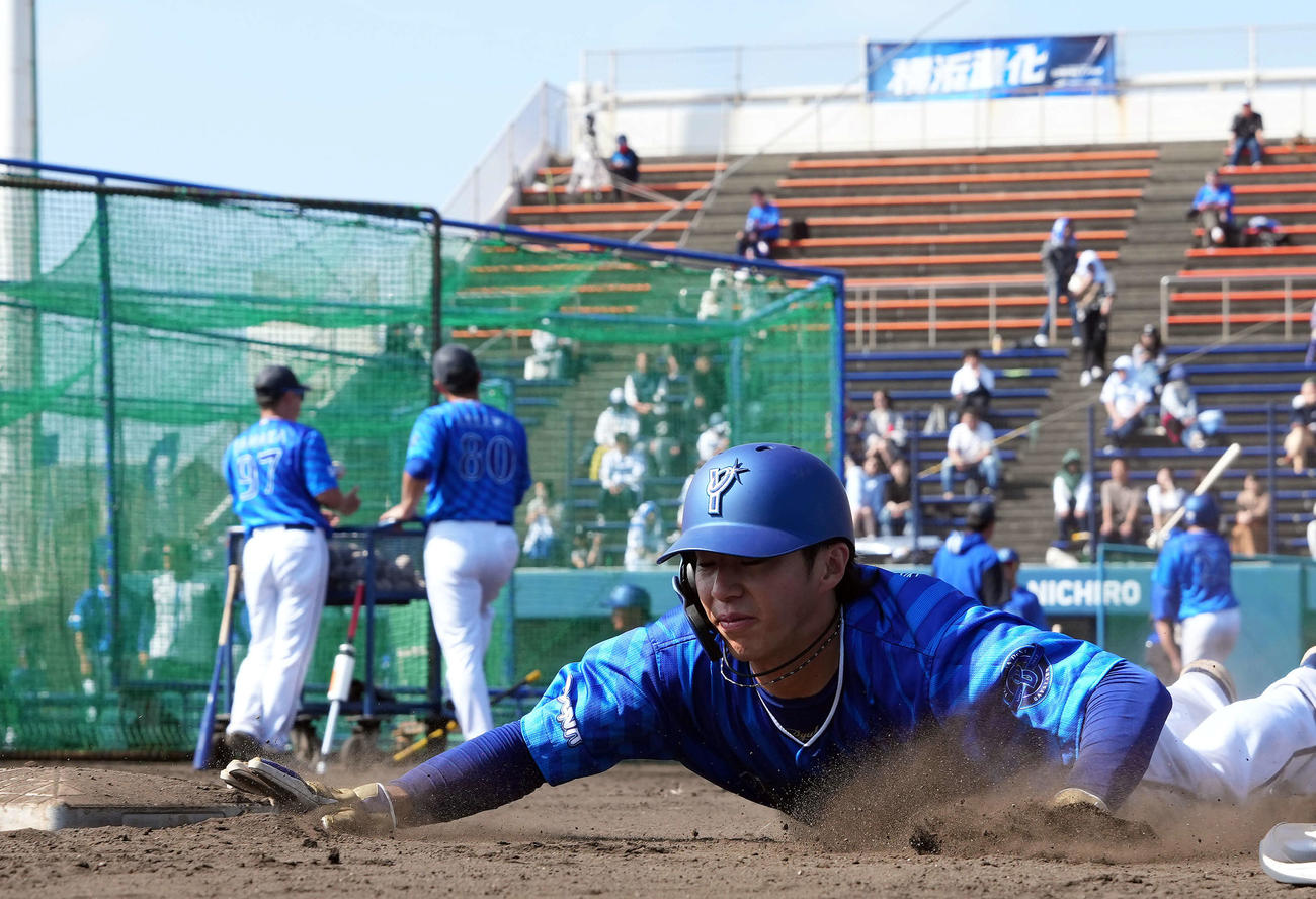 帰塁の練習を繰り返すDeNA度会（撮影・たえ見朱実）