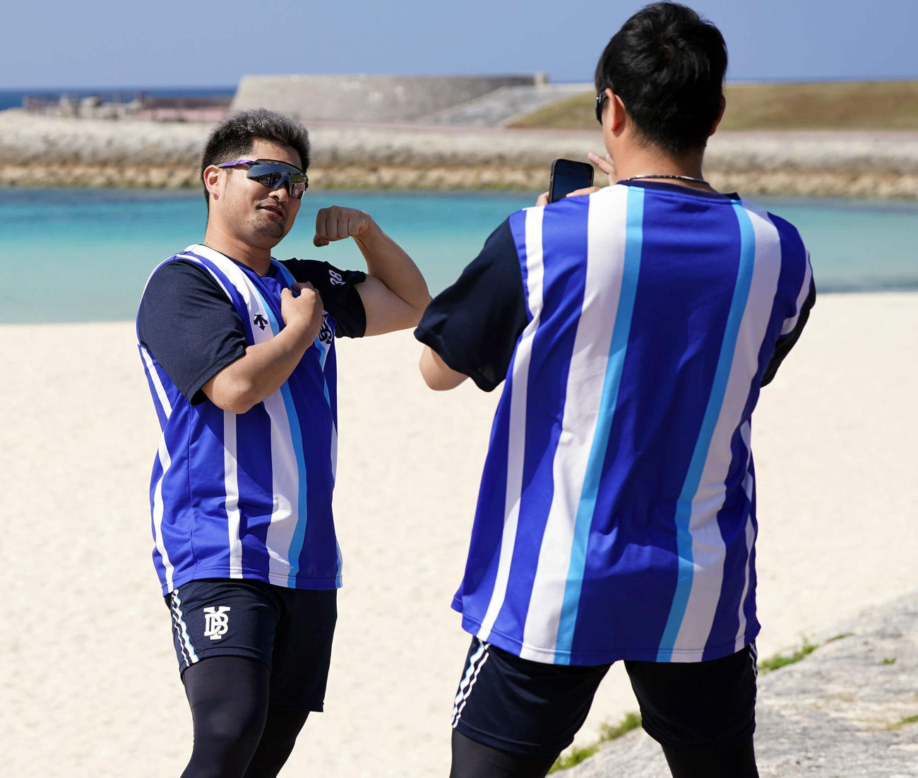 海を背にポーズを決めるDeNA森唯（撮影・たえ見朱実）
