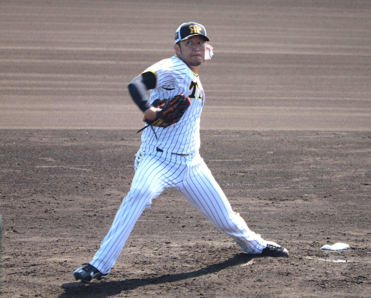打撃投手として登板した阪神の岩貞祐太投手