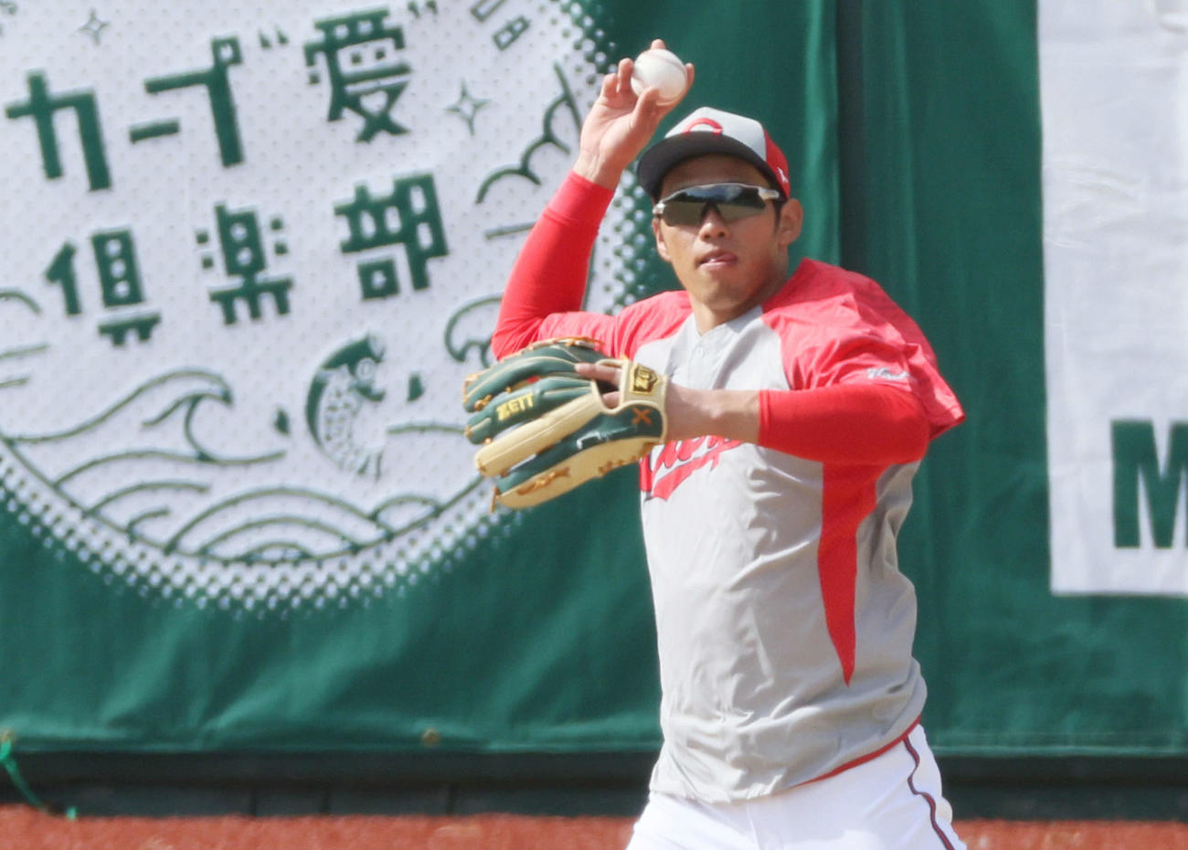 ライトで守備練習する広島中村奨（撮影・加藤孝規）