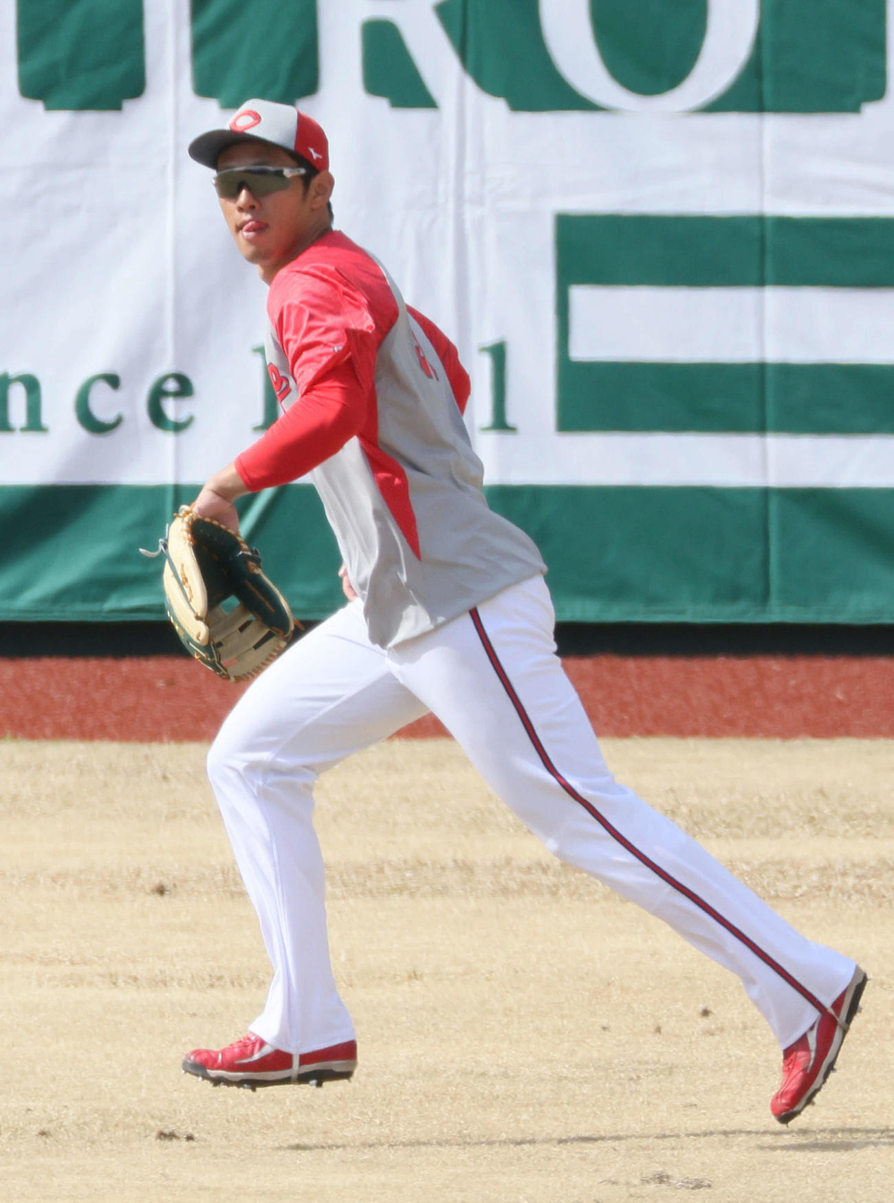 ライトで守備練習する広島中村奨（撮影・加藤孝規）