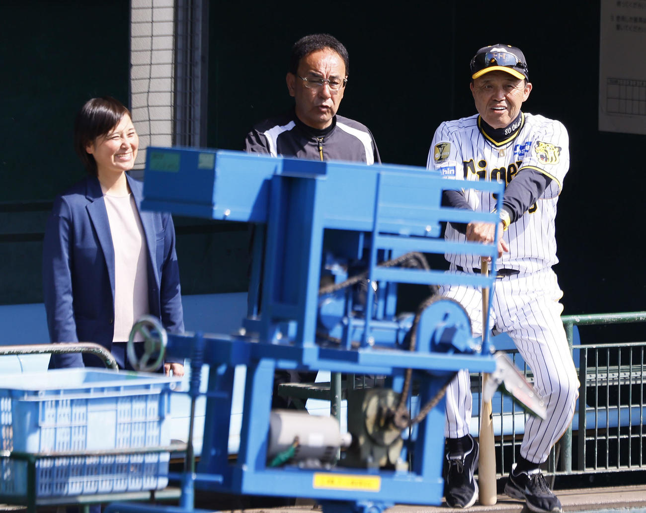 阪神キャンプを訪れ岡田監督（右）と談笑する侍ジャパン女子の中島監督。中央はタイガースWomenの木戸監督（撮影・藤尾明華）