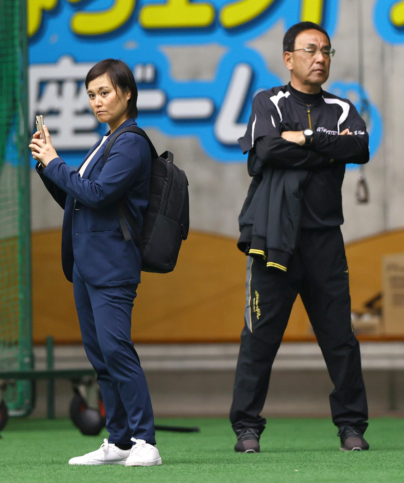 阪神キャンプを視察する侍ジャパン女子代表の中島梨紗監督。右は阪神タイガースWomenの木戸克彦監督（撮影・上山淳一）