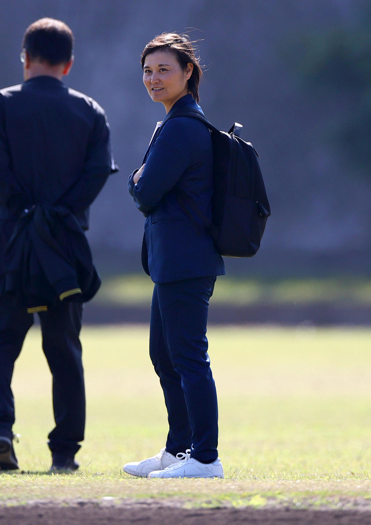 阪神キャンプを視察する侍ジャパン女子代表の中島梨紗監督（撮影・上山淳一）