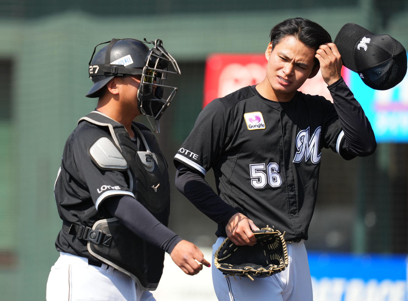楽天対ロッテ　1回を無失点に抑え言葉を交わすロッテ中森（右）と田村（撮影・横山健太）