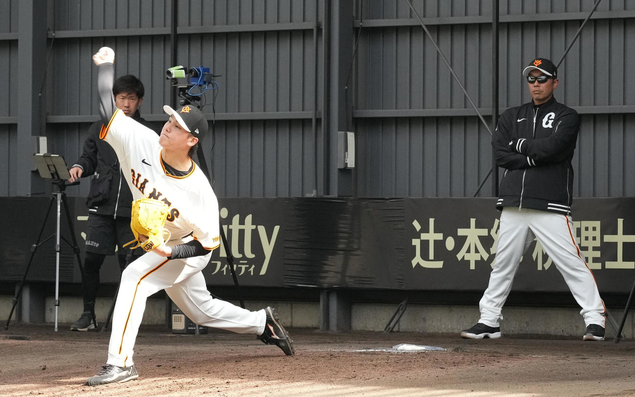阿部監督（右）が見守る中、ブルペンで投球する巨人京本（撮影・鈴木みどり）