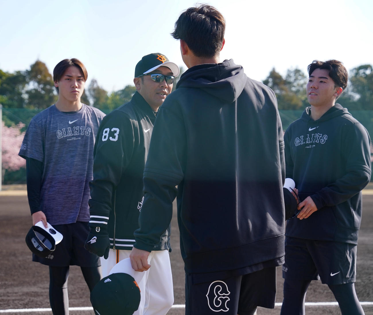 1軍に合流した京本（左）、松井（右）、畠（手前）に声をかける巨人阿部監督（撮影・鈴木みどり）