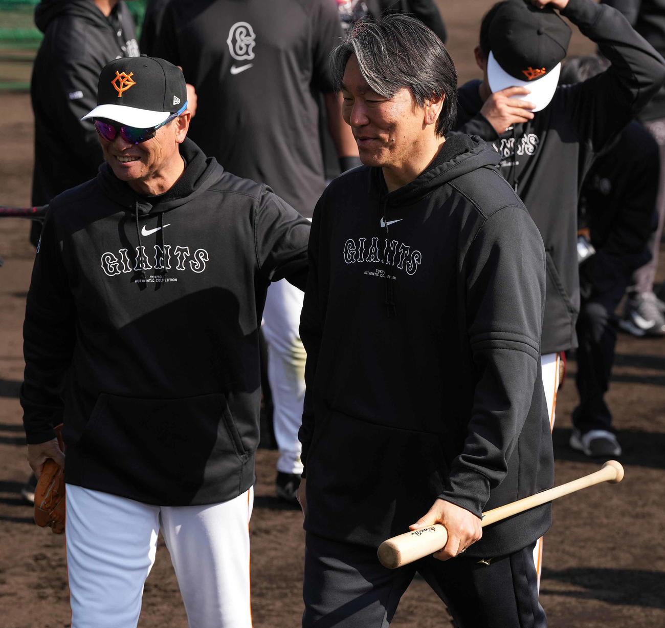 笑顔の巨人松井臨時コーチ（右）と桑田2軍監督（撮影・鈴木みどり）