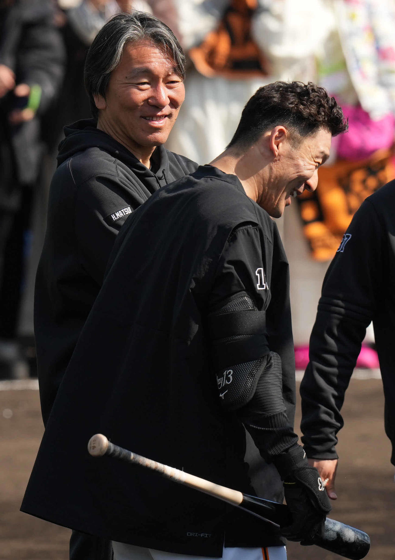 梶谷（手前）と談笑する巨人松井臨時コーチ（撮影・鈴木みどり）