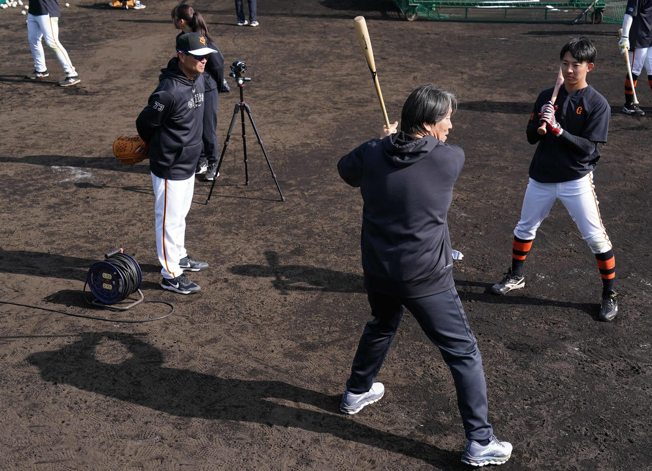 鈴木大（右）に打撃指導する巨人松井臨時コーチ。左は桑田2軍監督（撮影・鈴木みどり）