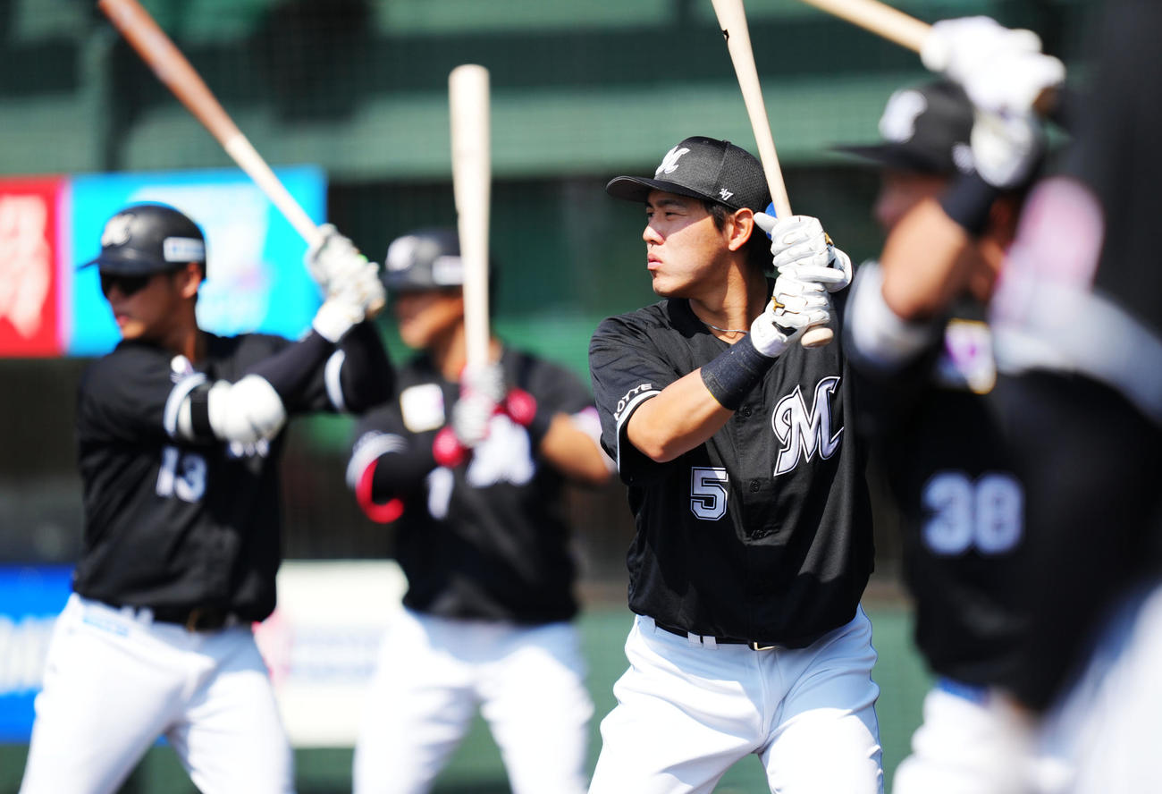 楽天対ロッテ　試合前、真剣な表情で素振りをする安田（中央）らロッテナイン（撮影・横山健太）