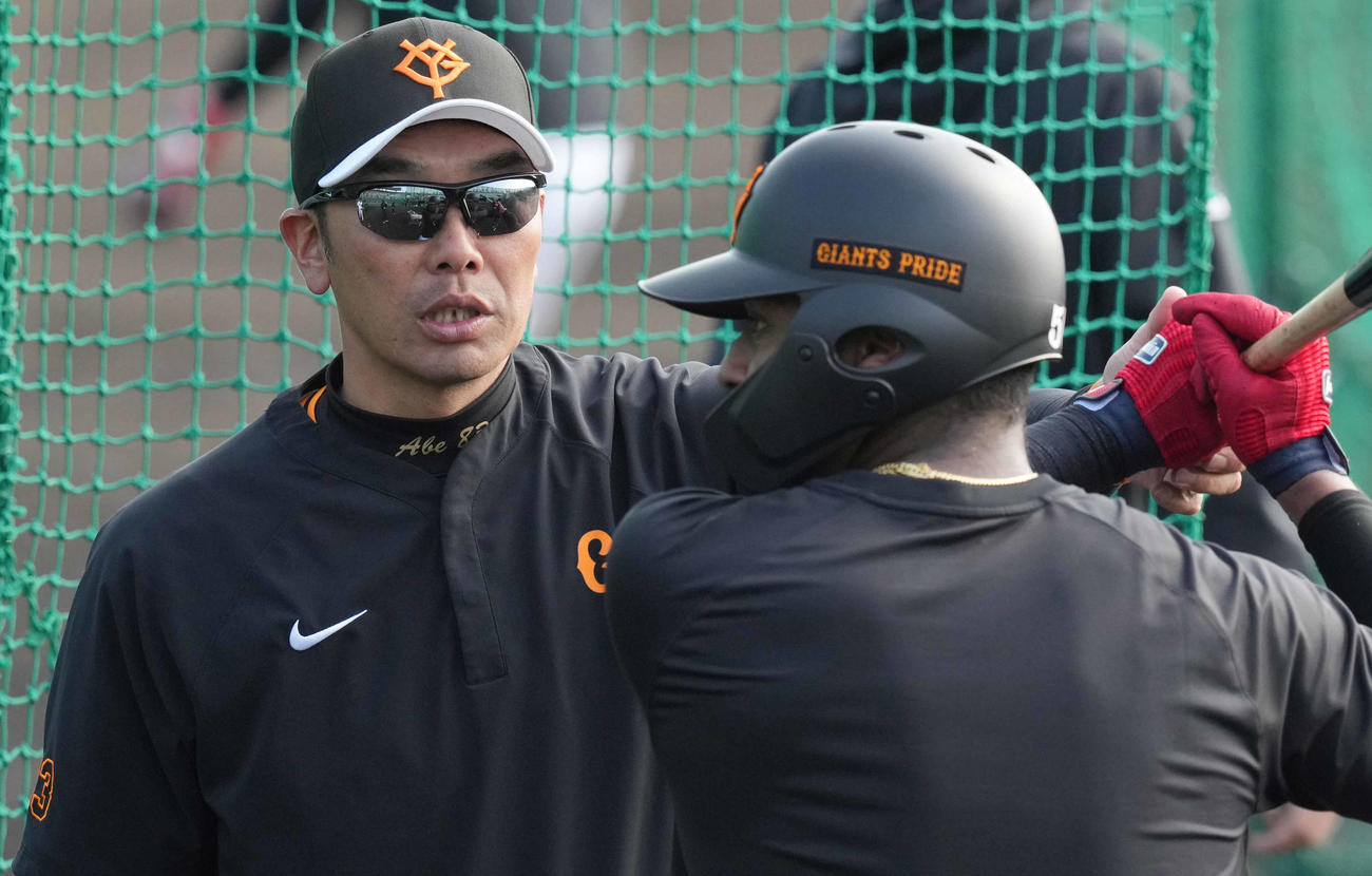 オコエ（右）に打撃指導する巨人阿部監督（撮影・鈴木みどり）