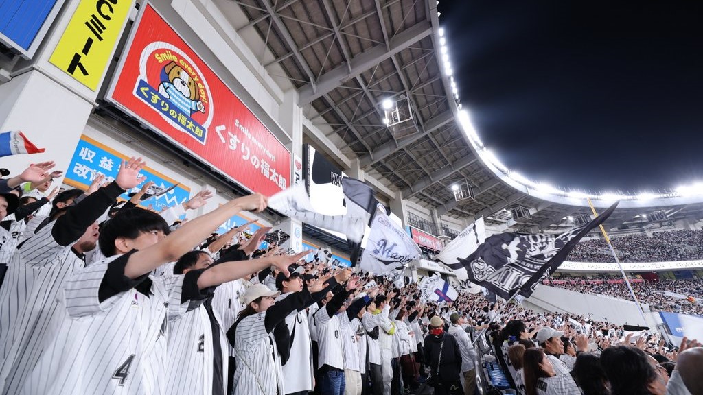 ZOZOマリンの右翼席で盛り上がるロッテの応援団（ロッテ球団提供）