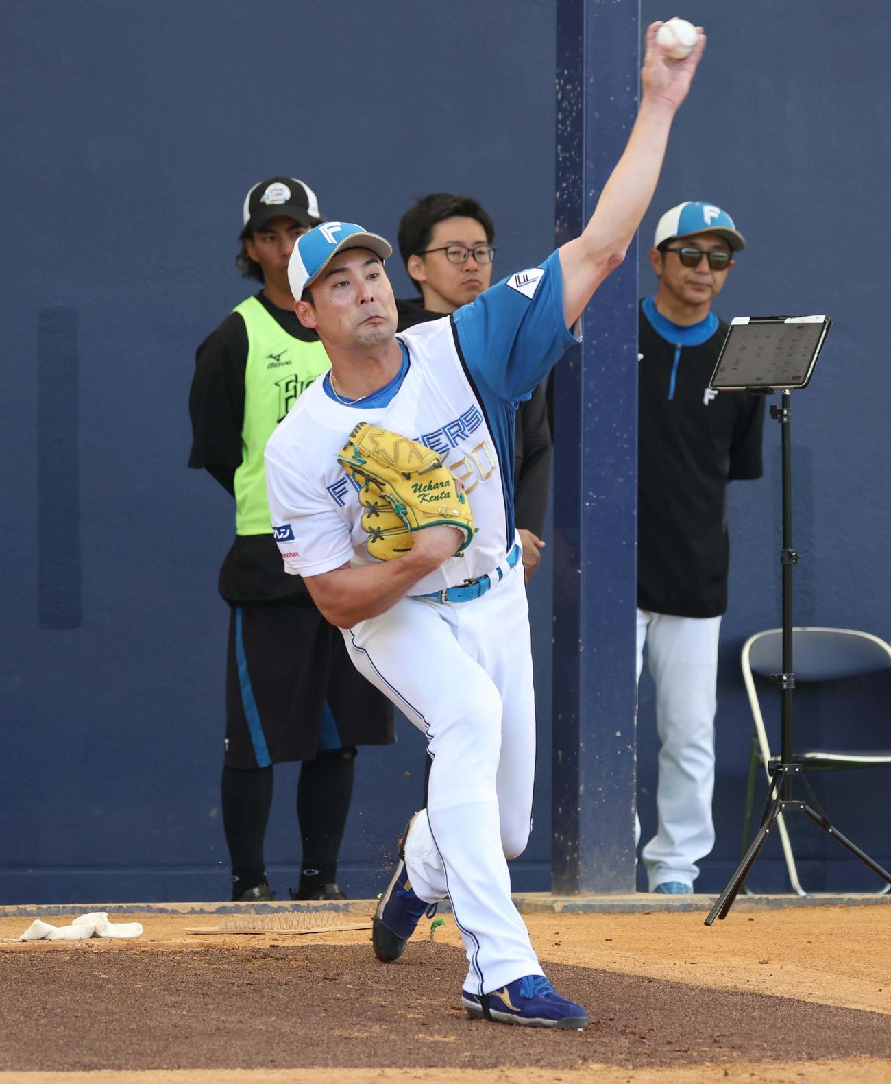 ブルペンで投球する日本ハム上原（撮影・黒川智章）