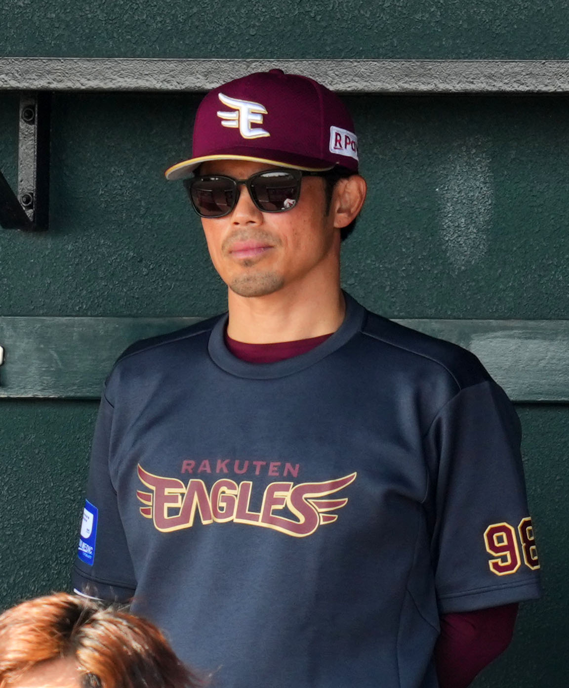 楽天対ロッテ　険しい表情で試合を見守る楽天今江監督（撮影・横山健太）