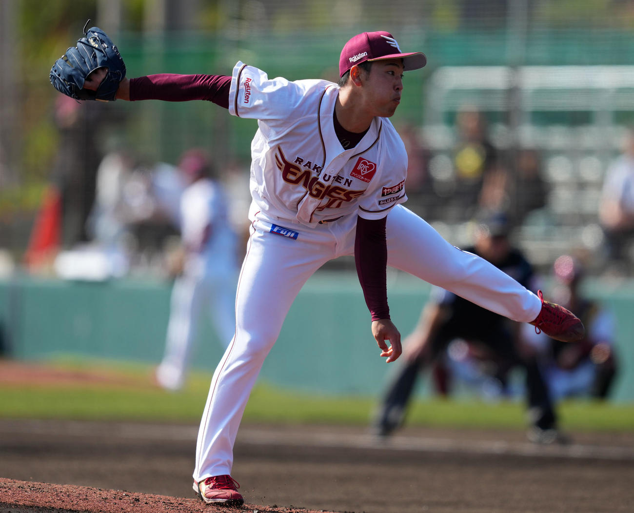 楽天対ロッテ　6回表から登板した楽天桜井（撮影・横山健太）