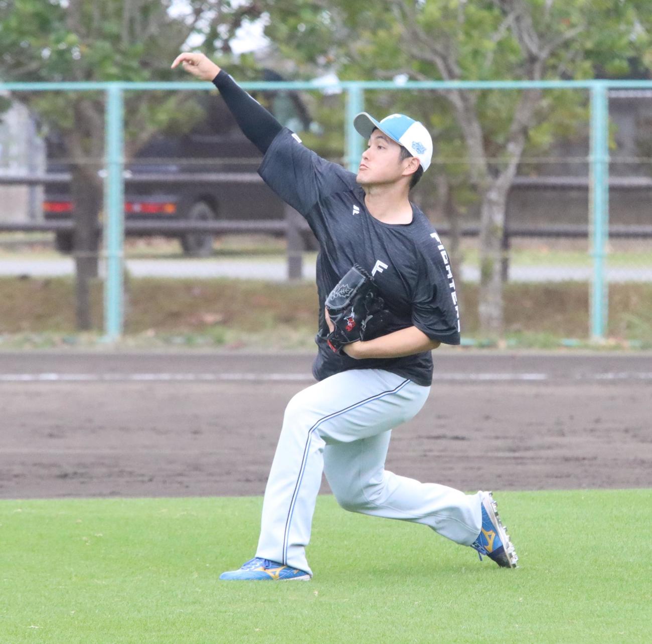 国頭でキャッチボールする日本ハム鍵谷（撮影・永野高輔）