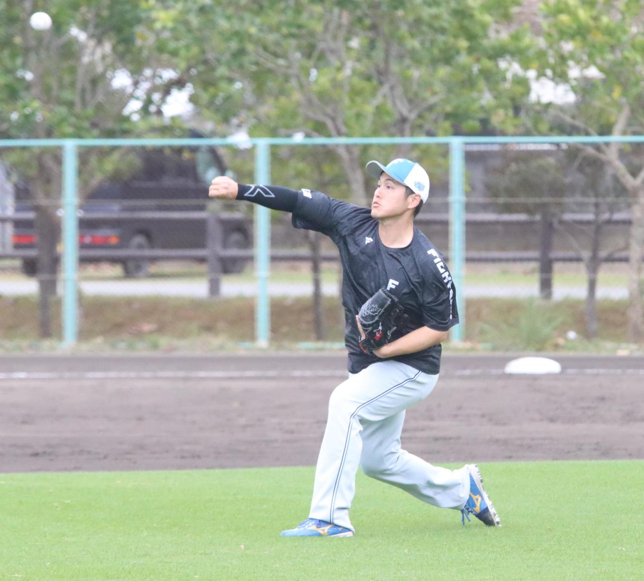 キャッチボールする日本ハム鍵谷（撮影・永野高輔）