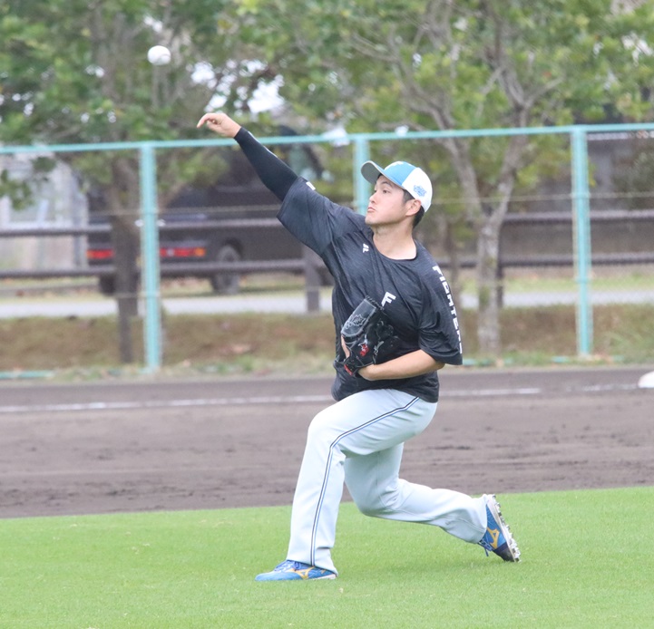 キャッチボールする日本ハム鍵谷（撮影・永野高輔）