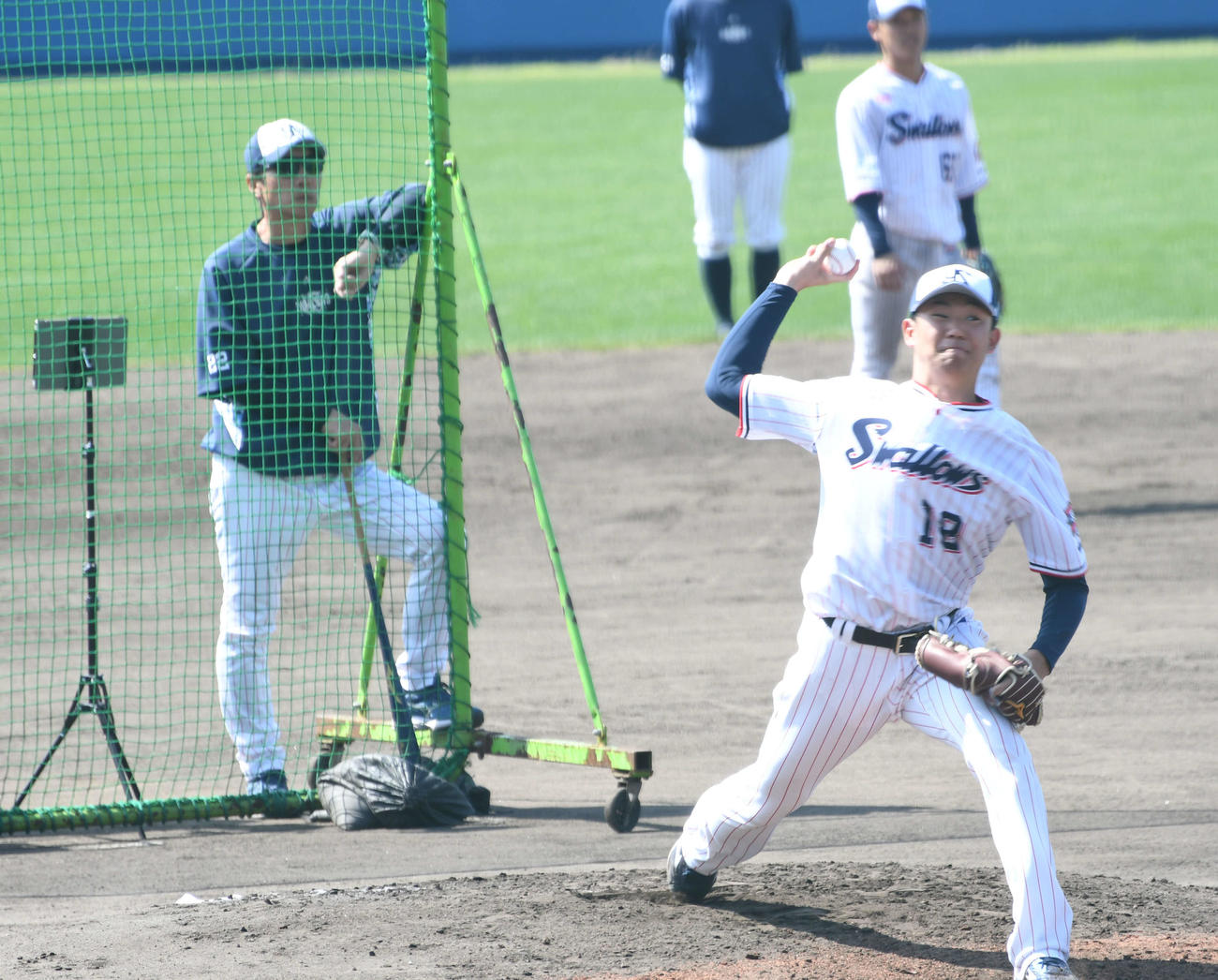 高津臣吾監督が見守る前で、キャンプ初の打撃投手を務めたヤクルト奥川