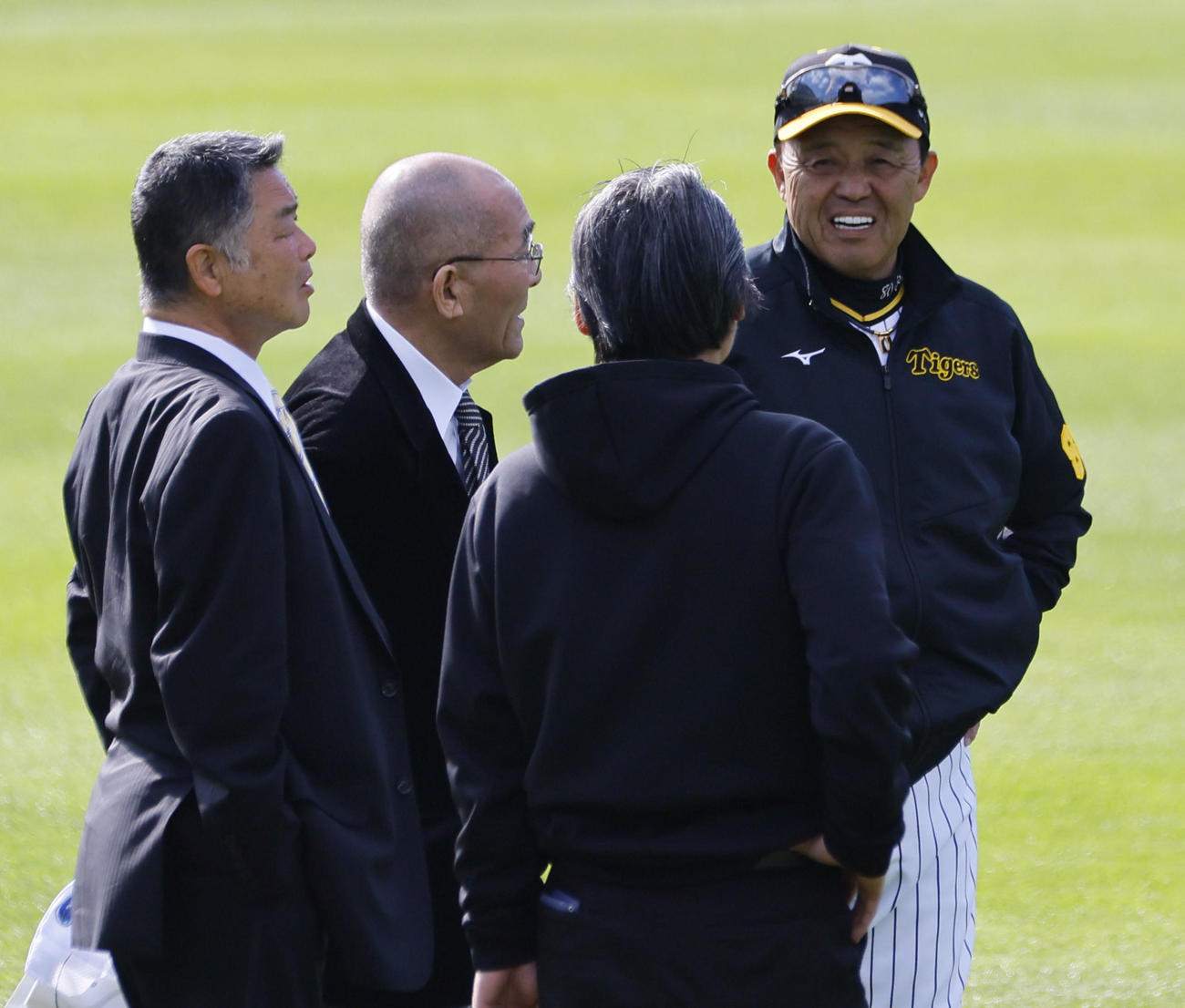陣中見舞いに訪れた川藤阪神OB会長（左端）らと談笑する岡田監督（右端）（撮影・藤尾明華）