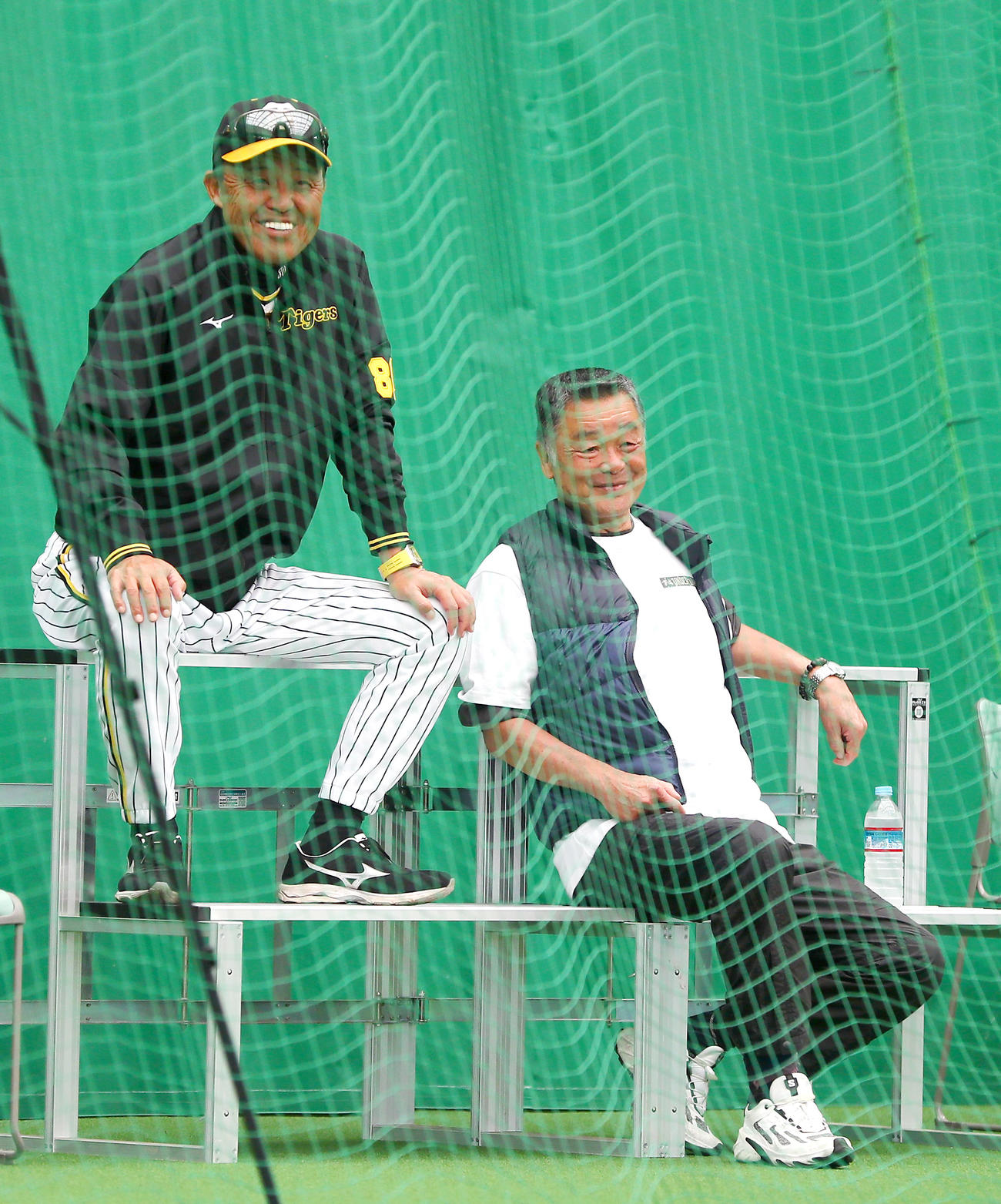ブルペンで笑顔を見せる阪神岡田監督（左）と川藤OB会長（撮影・上山淳一）