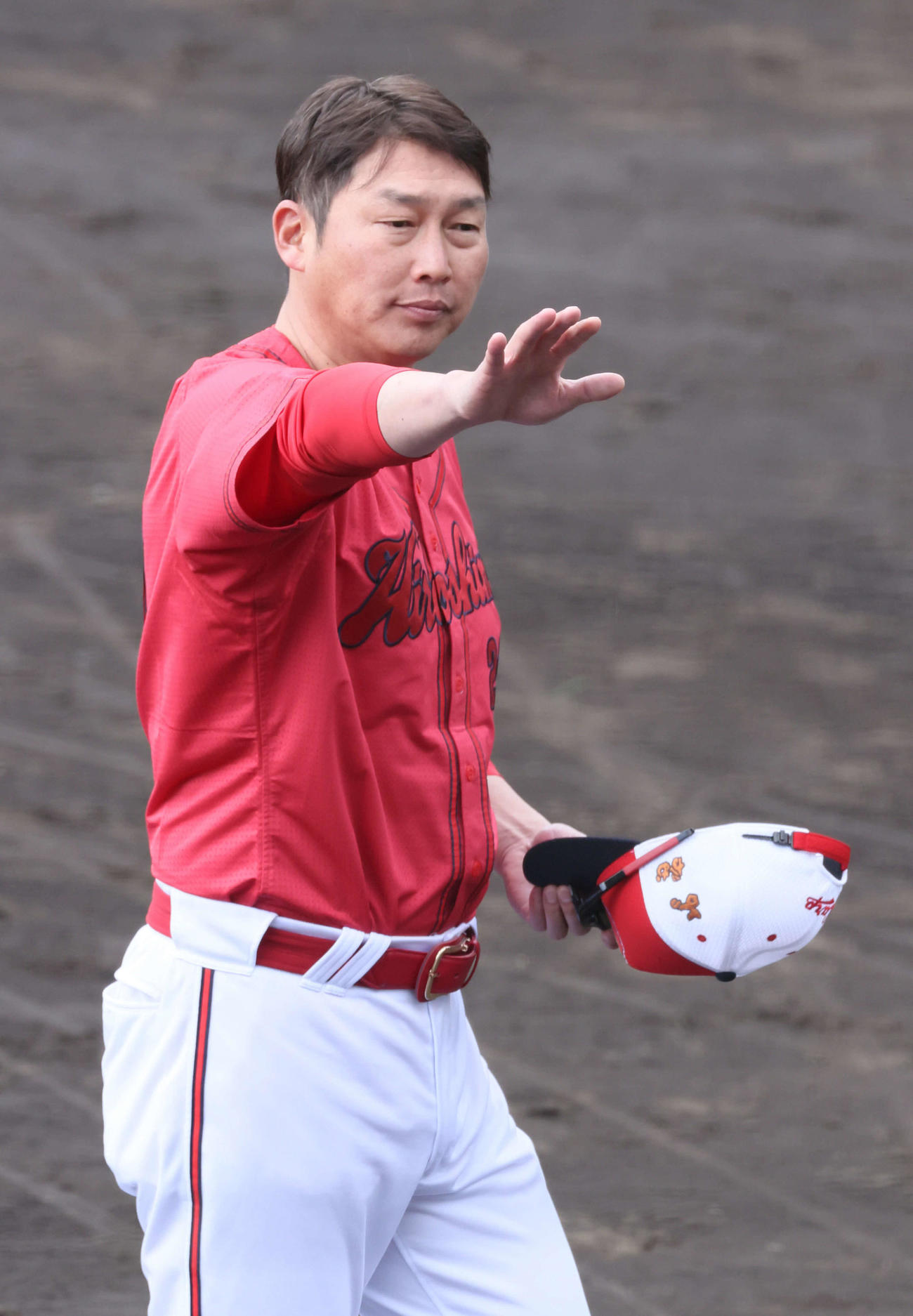 日南キャンプ打ち上げで引き揚げる広島新井監督（撮影・加藤孝規）