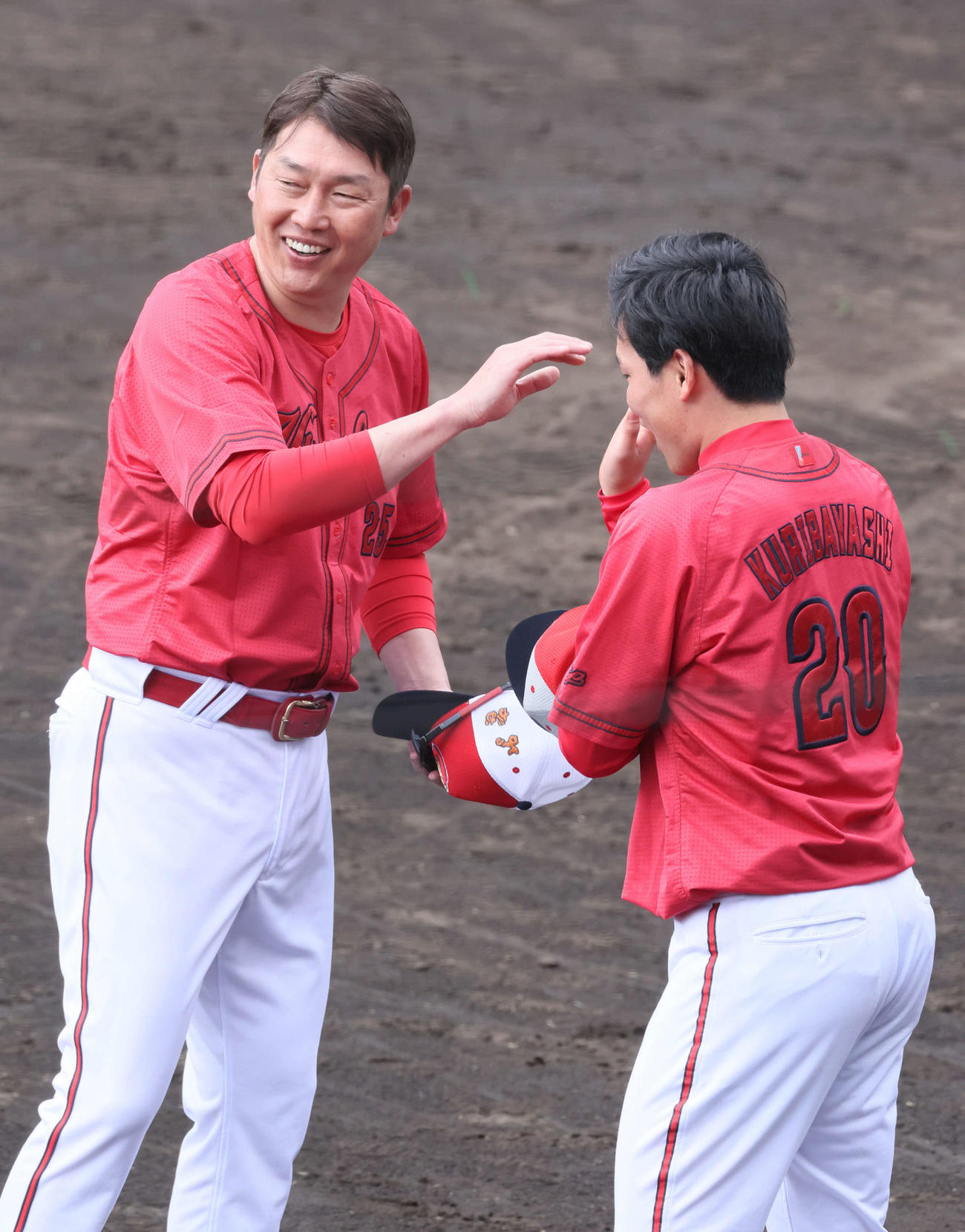 日南キャンプ打ち上げで広島栗林（右）とタッチする新井監督（撮影・加藤孝規）