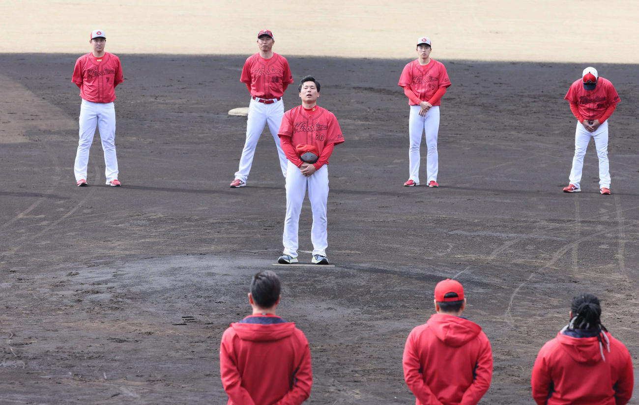日南キャンプ打ち上げで締めのあいさつをする広島栗林（中央）と見守る新井監督（左から2人目）。左は堂林。左から3人目はドラフト1位の常広、同4人目は菊池（撮影・加藤孝規）